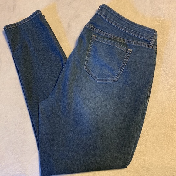 Torrid Regular Wash Tapered Jean 20T - Picture 6 of 9